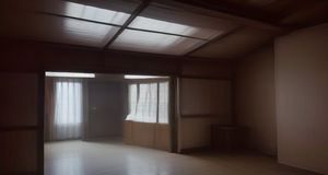 陈建国，儿科医生，在诊室里耐心向家长解释宝宝发育情况，白大褂专业形象